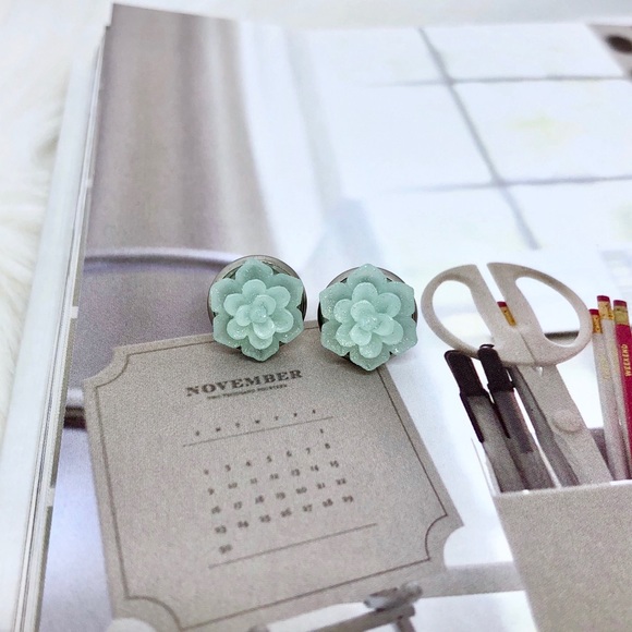 ✨3/$30✨Stud Succulent Earrings - Picture 3 of 6